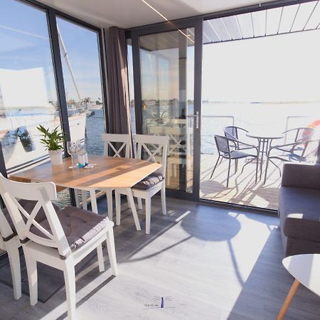 Hausboot Fjord Lacerta Mit Dachterrasse In Wendtorf Bagian luar foto